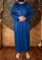 Homme portant le qamis Atlas bleu roi manches longues par ZAYDÎN, qamis élégant et confortable inspiré du monde arabe