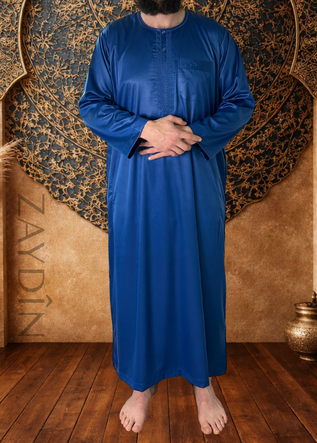 Homme portant le qamis Atlas bleu roi manches longues par ZAYDÎN, qamis élégant et confortable inspiré du monde arabe