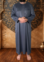 Qamis Atlas gris foncé manches longues par ZAYDÎN élégant et confortable pour homme, idéal pour la prière quotidienne, Jumu'a et pour les fêtes de l'Aïd
