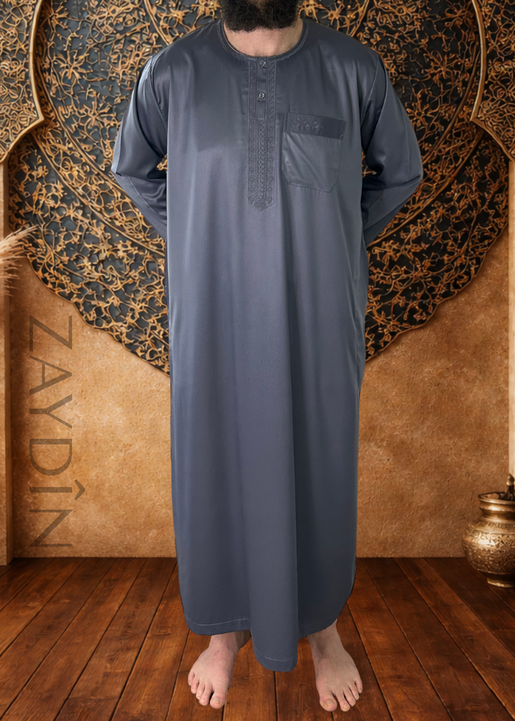 Homme portant le qamis Atlas gris foncé manches longues par ZAYDÎN, qamis élégant inspiré du monde oriental
