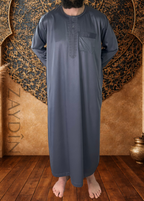Homme portant le qamis Atlas gris foncé manches longues par ZAYDÎN, qamis élégant inspiré du monde oriental