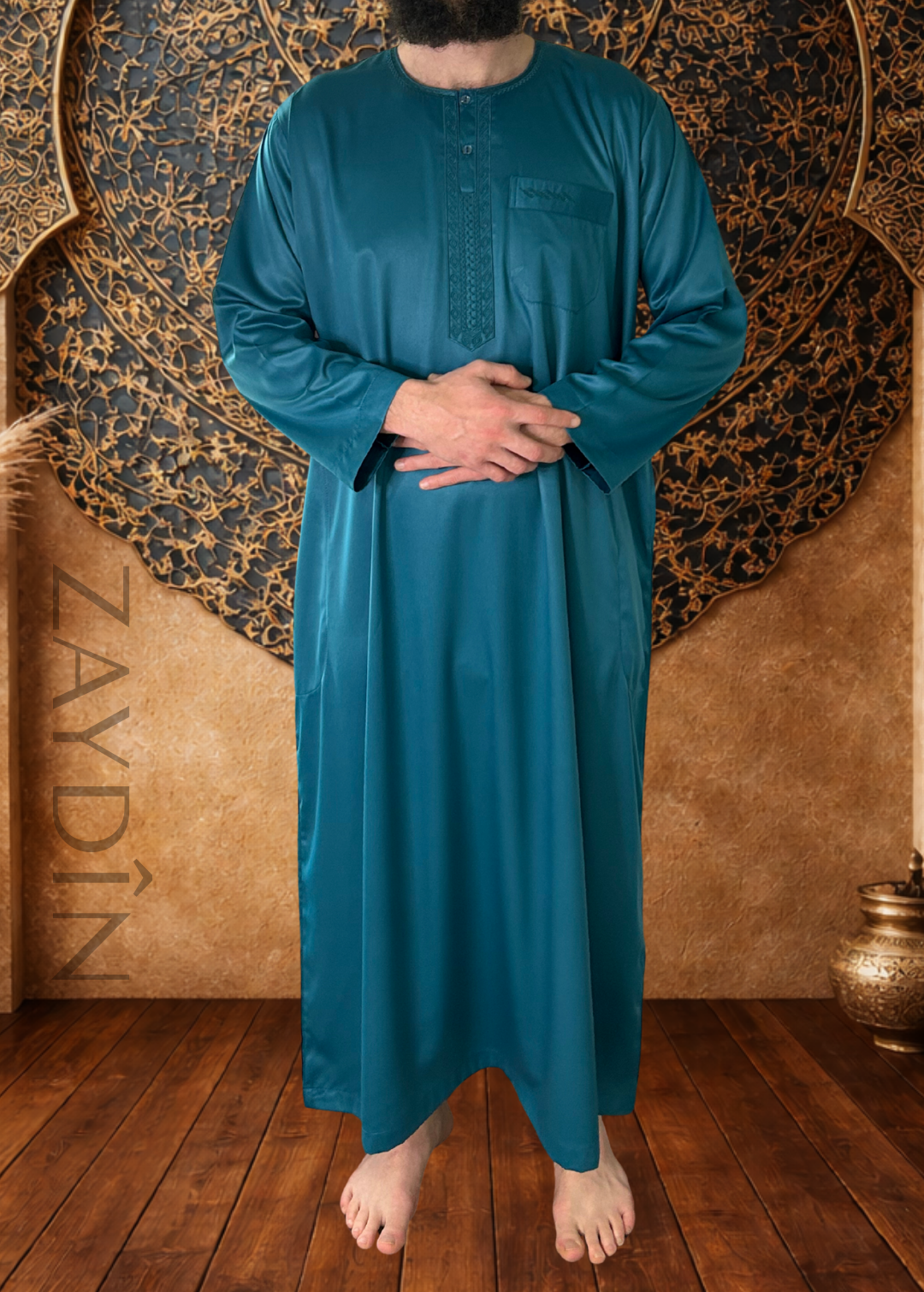 Qamis Atlas vert bleuté manches longues par ZAYDÎN élégant et confortable pour homme, idéal pour la prière quotidienne, le Jumu'a et les fêtes de l'Aïd
