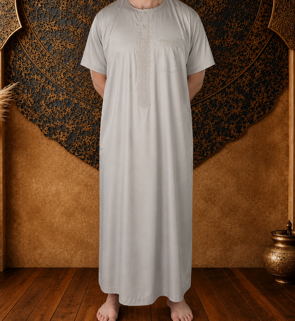 Qamis Beige Atlas manches courtes glacé mains derrière