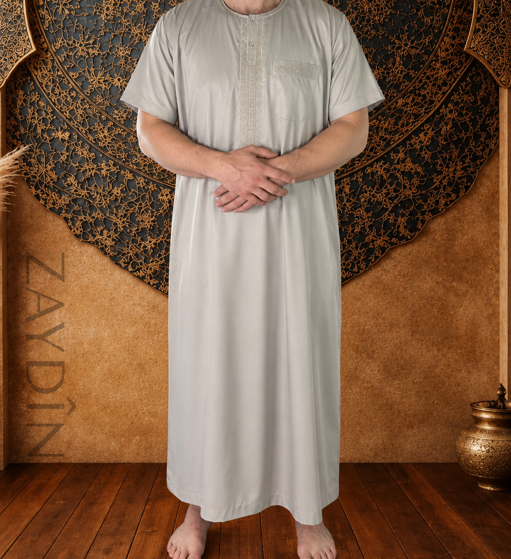 Qamis Beige Atlas manches courtes glacé mains devant