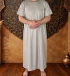 Qamis Beige Atlas manches courtes glacé mains devant