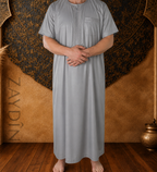 Qamis homme gris clair al atlas manches courtes mains devant