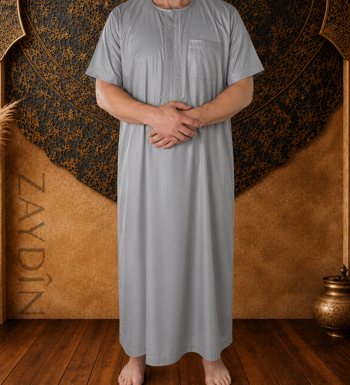 Qamis homme gris clair al atlas manches courtes mains devant