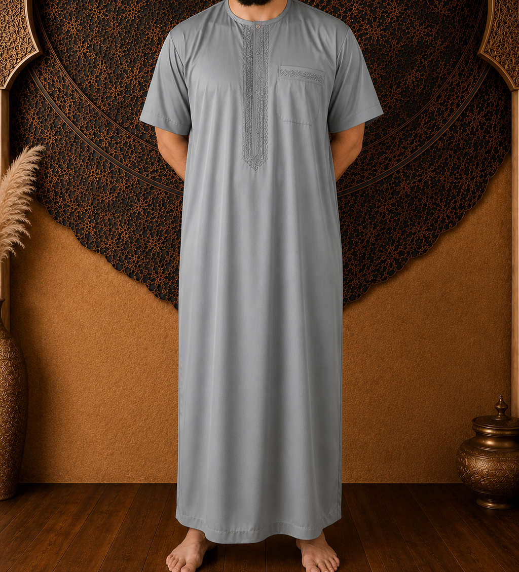 Qamis homme gris clair al atlas manches courtes mains derrière