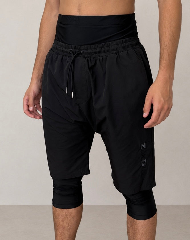 Photo zoom d'un mannequin homme avec le Sarouel short de bain ZAYDÎN phantom noir 