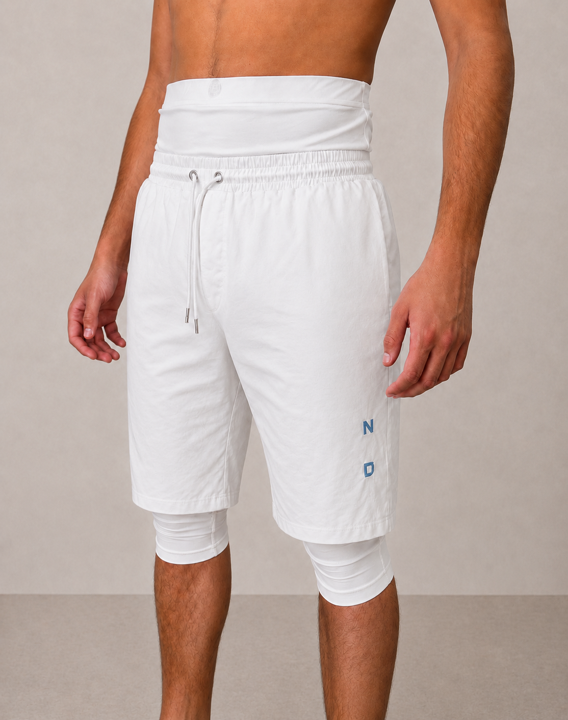 Photo zoom d'un mannequin avec le sarouel de bain ZAYDÎN Azure Wave blanc