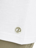T shirt Original ZAYDÎN blanc de côté 100% coton ultra confortable zoom sur la pastille signature