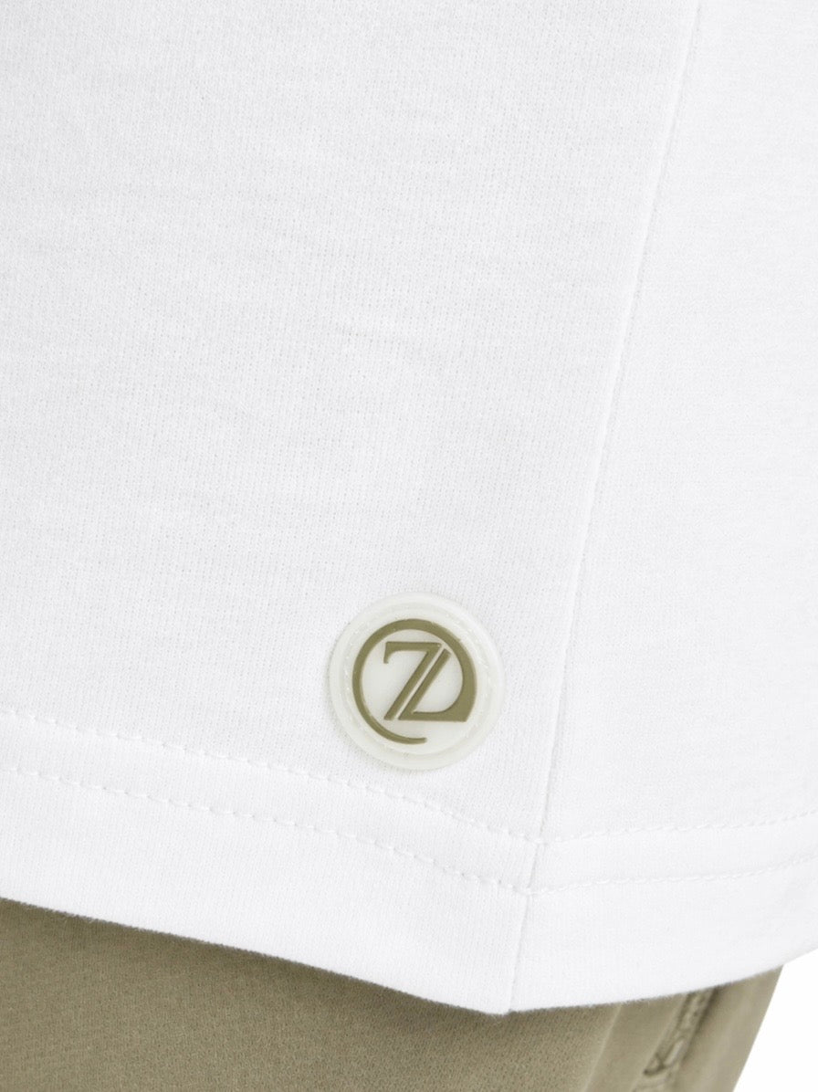 T shirt Original ZAYDÎN blanc de côté 100% coton ultra confortable zoom sur la pastille signature