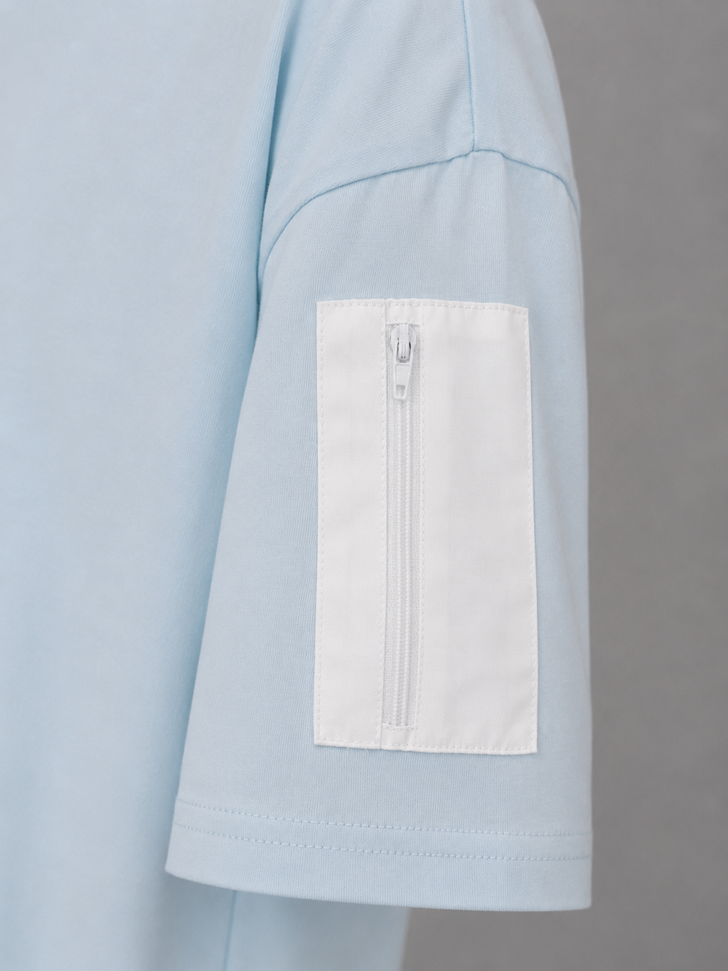 Zoom sur la poche du t-shirt bleu ciel zaydin