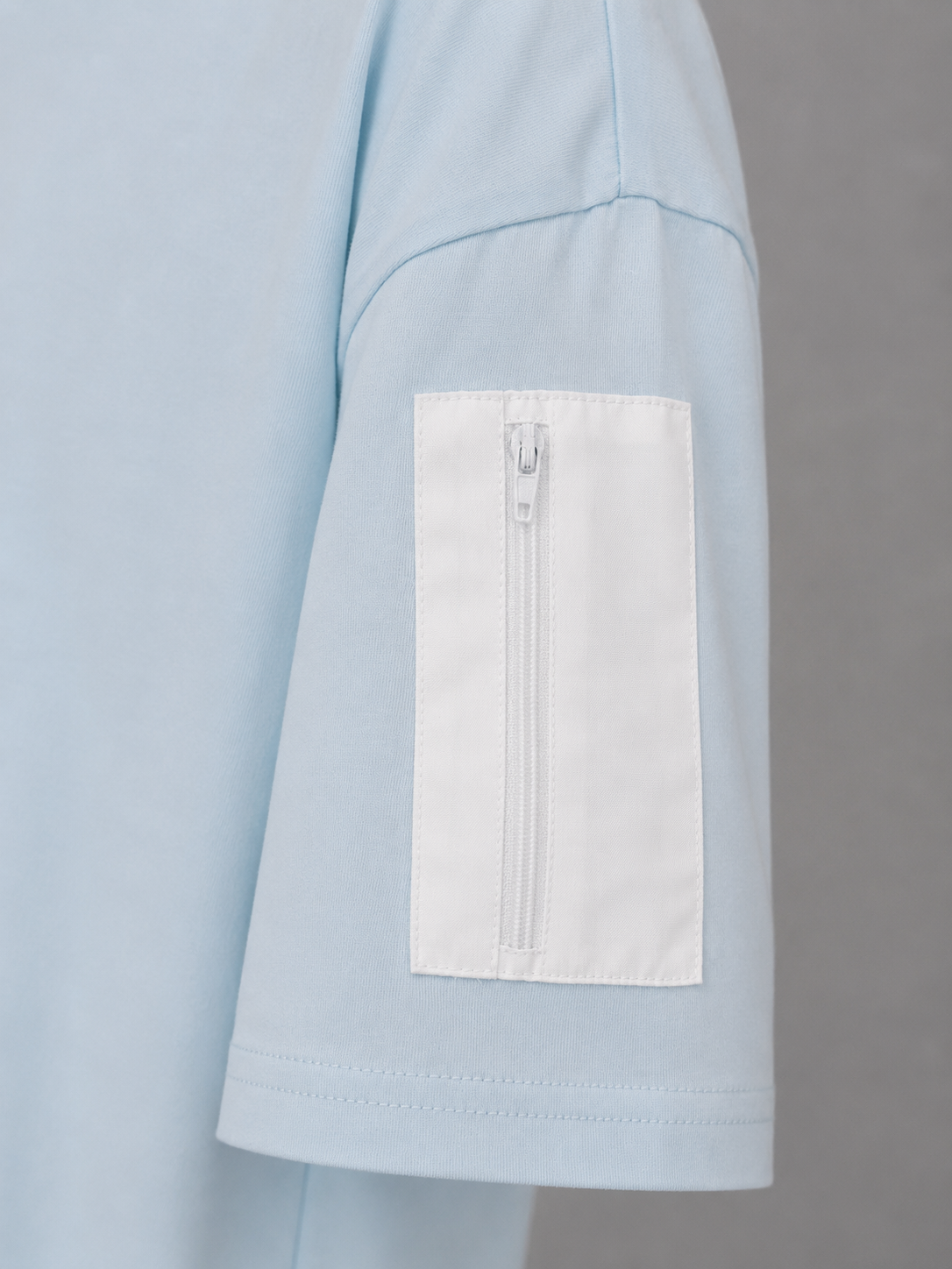 Zoom sur la poche du t-shirt bleu ciel zaydin