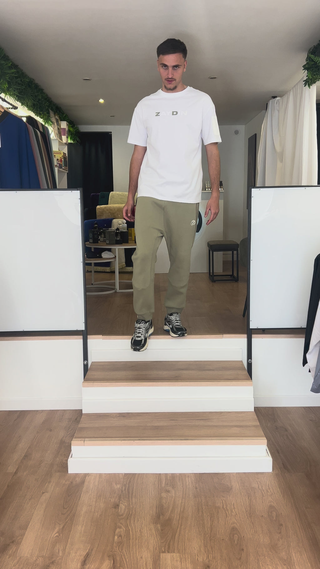 Vidéo de présentation du t-shirt blanc et jogging Original ZAYDÎN vert avec mannequin qui marche
