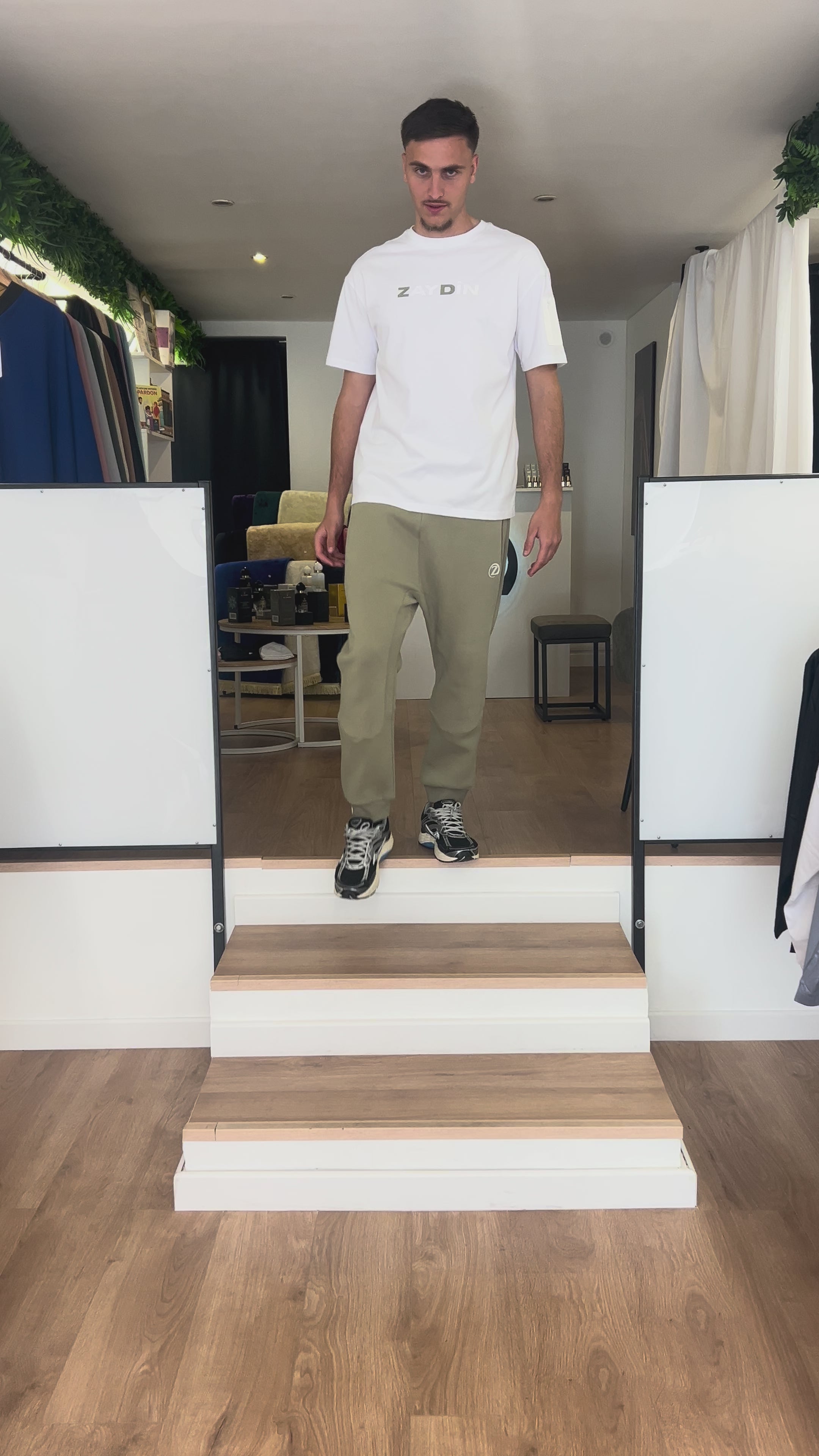 Vidéo de présentation du t-shirt blanc et jogging Original ZAYDÎN vert avec mannequin qui marche