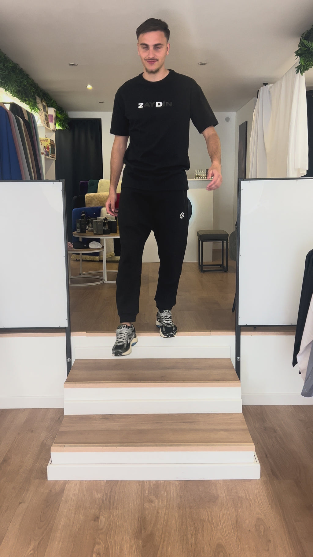 Video du mannequin défilant avec le t-shirt Original ZAYDÎN noir t-shirt 100% coton premium